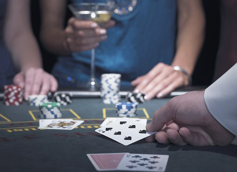 3 Tung cu chi cua doi thu se giup ban doc vi duoc bai cua ho Từng cử chỉ của đối thủ sẽ giúp bạn đọc vị được bài của họ